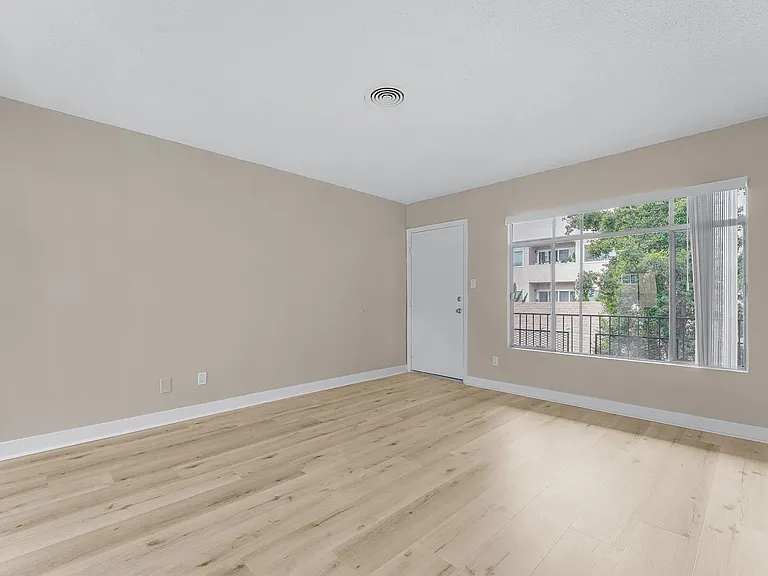 531 W Hyde Park Blvd #9 — Photo 2