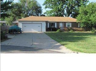 1208 Columbus Cir, Newton, KS 67114