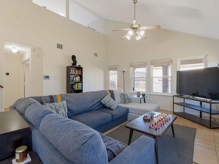 4407 Golden Gate Dr — Photo 2