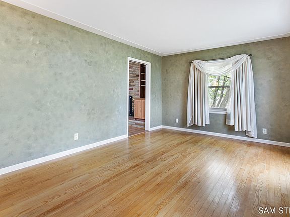 5th image of 300 Spruce St SE