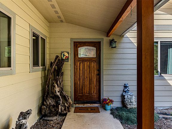 3rd image of 582 Ferndale Dr