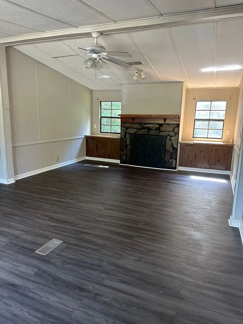 552 Harbor Drive — Photo 3