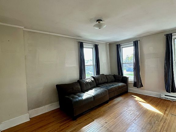 3rd image of 19 Hill St