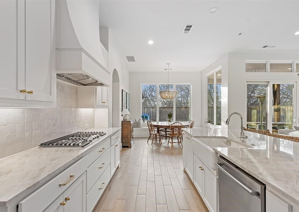 mimoneです(^^)/ 9847 Mixon Dr, Dallas, TX 75220 | Zillow