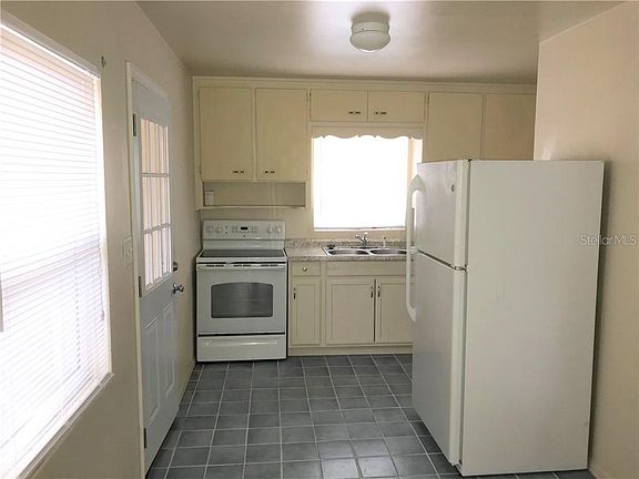 5th image of 812 Golden Rule Ct S