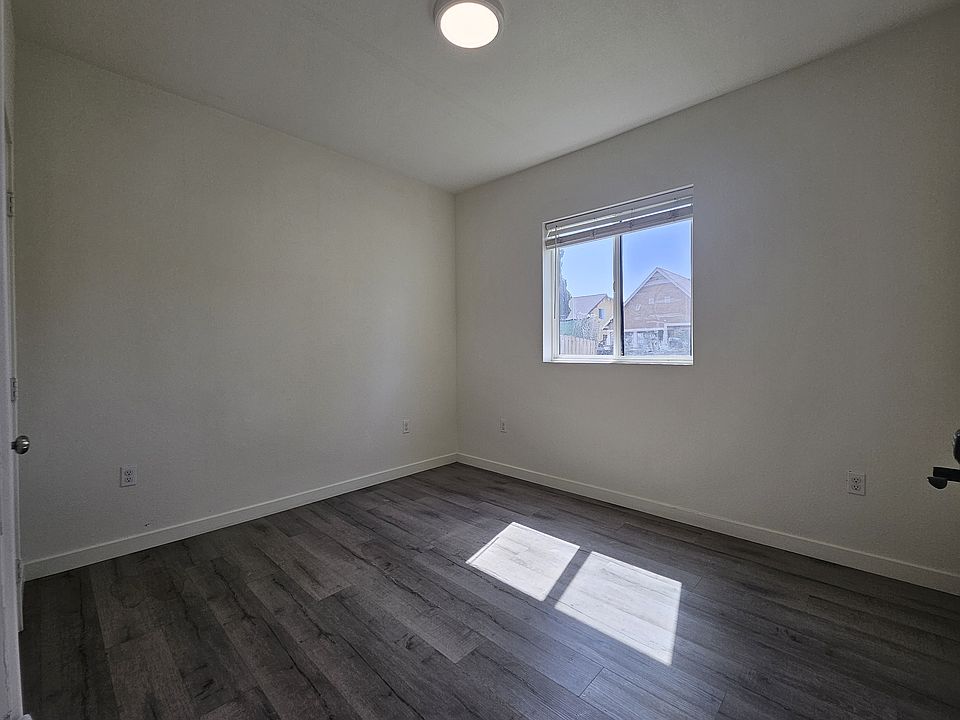 1st image of 615 W 41st Pl #1