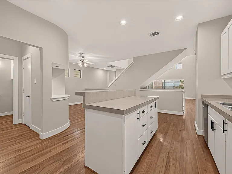 733 W 22nd St #D — Photo 22