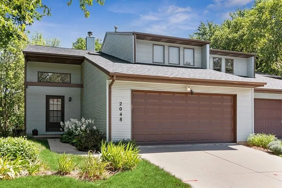 4 bed, 3.5 bath, 1568 sqft, $2,400 — Photo 1