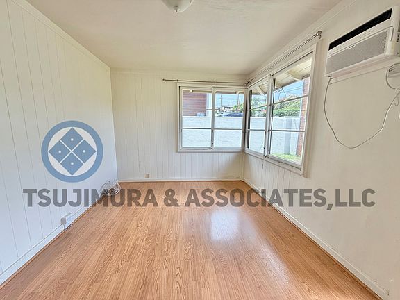 2nd image of 3911 Maunaloa Ave