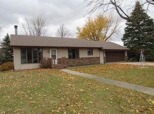 410 Oak Knoll Ct, Blue Earth, MN 56013