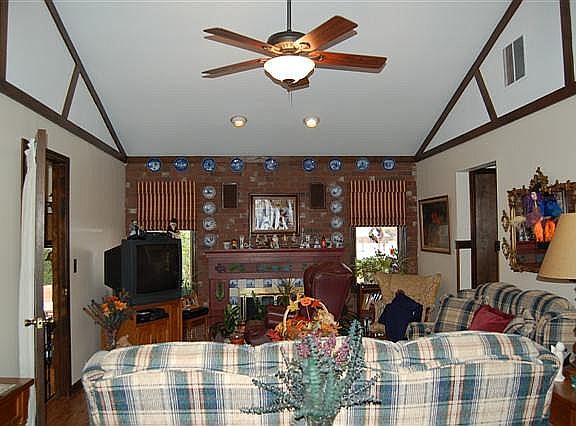 4th image of 28 Laurelhurst Dr