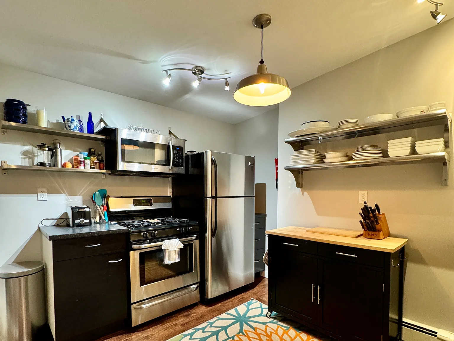 2 bed, 950 sqft, $2,400 — Photo 3