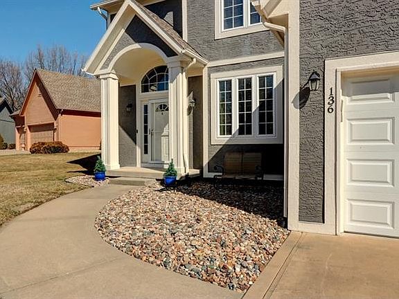 4th image of 136 NE Hidden Meadow Ct