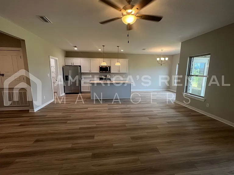 822 Temple St — Photo 6