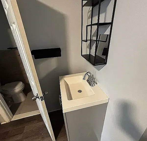 290 E 16th St #J — Photo 4