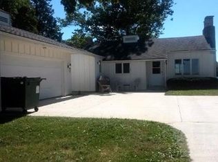 1437 Beeds Lake Dr, Hampton, IA 50441