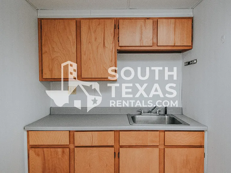 305 N Laurent St — Photo 8