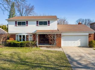 738 Briarcliff Dr, Grosse Pointe Woods, MI 48236