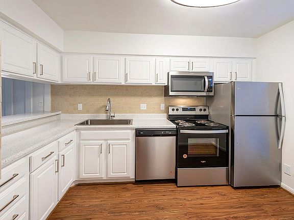 NEWLY RENOVATED F3 TOWNHOME KITCHEN