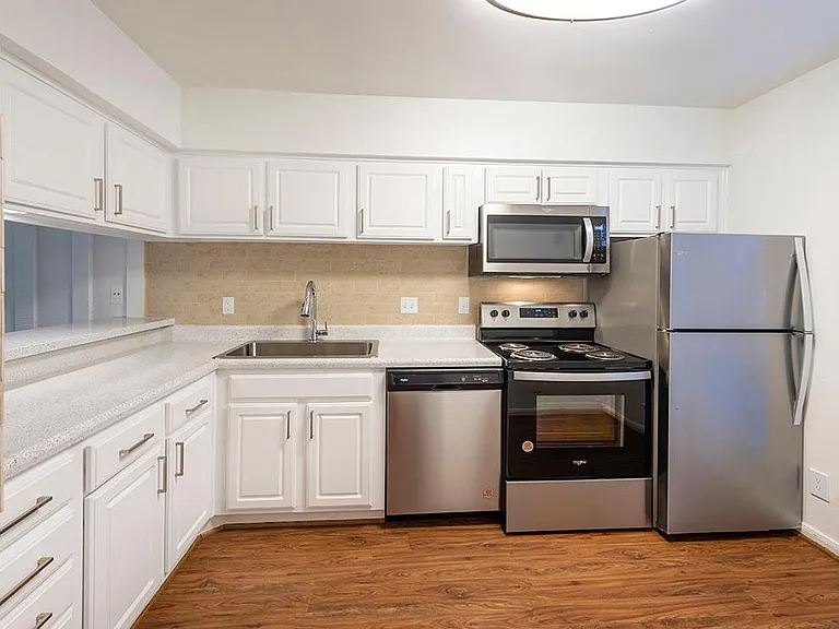 NEWLY RENOVATED F3 TOWNHOME KITCHEN