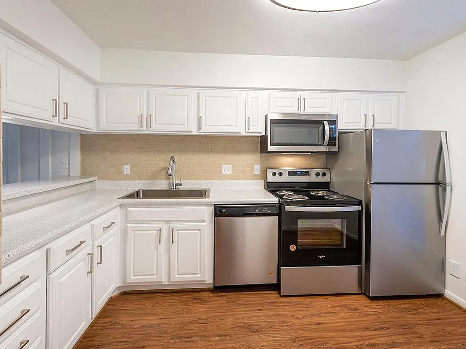 NEWLY RENOVATED F3 TOWNHOME KITCHEN