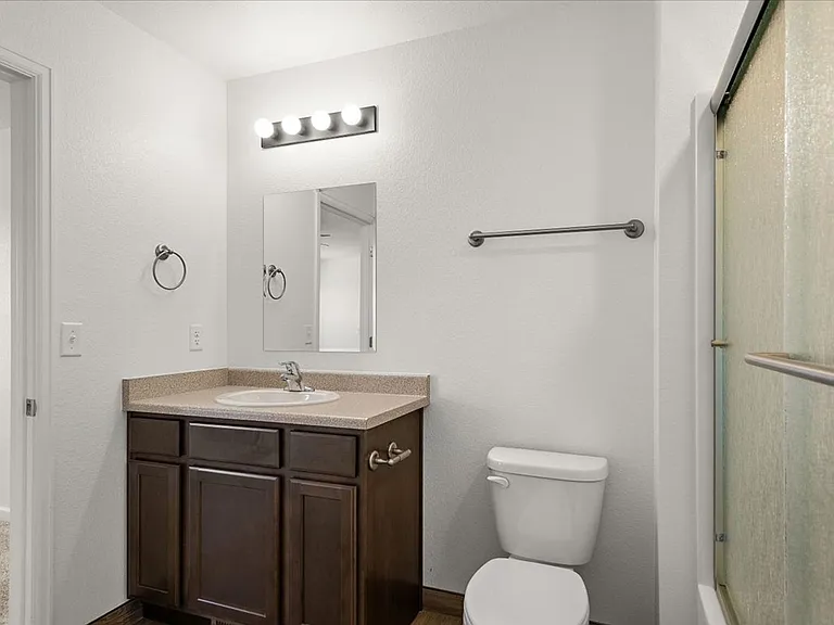 250-252 W Acorn Dr — Photo 4
