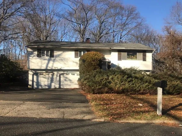 287 Poplar St, Central Islip, NY 11722
