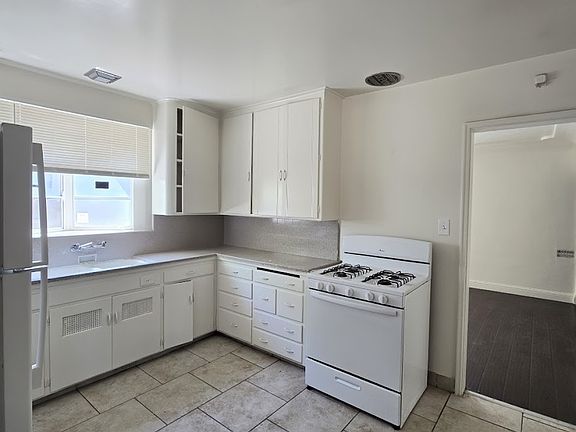 3rd image of 1590 N Vagedes Ave