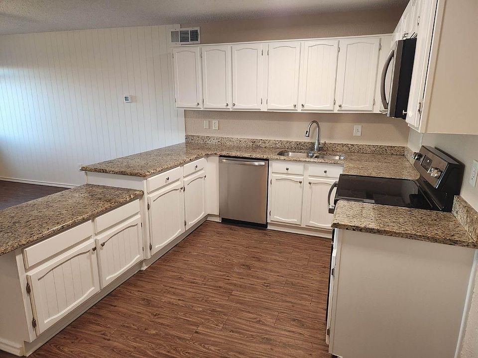 1st image of 912 Navasota Dr