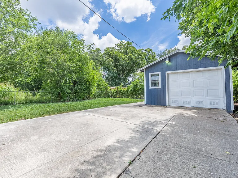 706 Canton — Photo 24