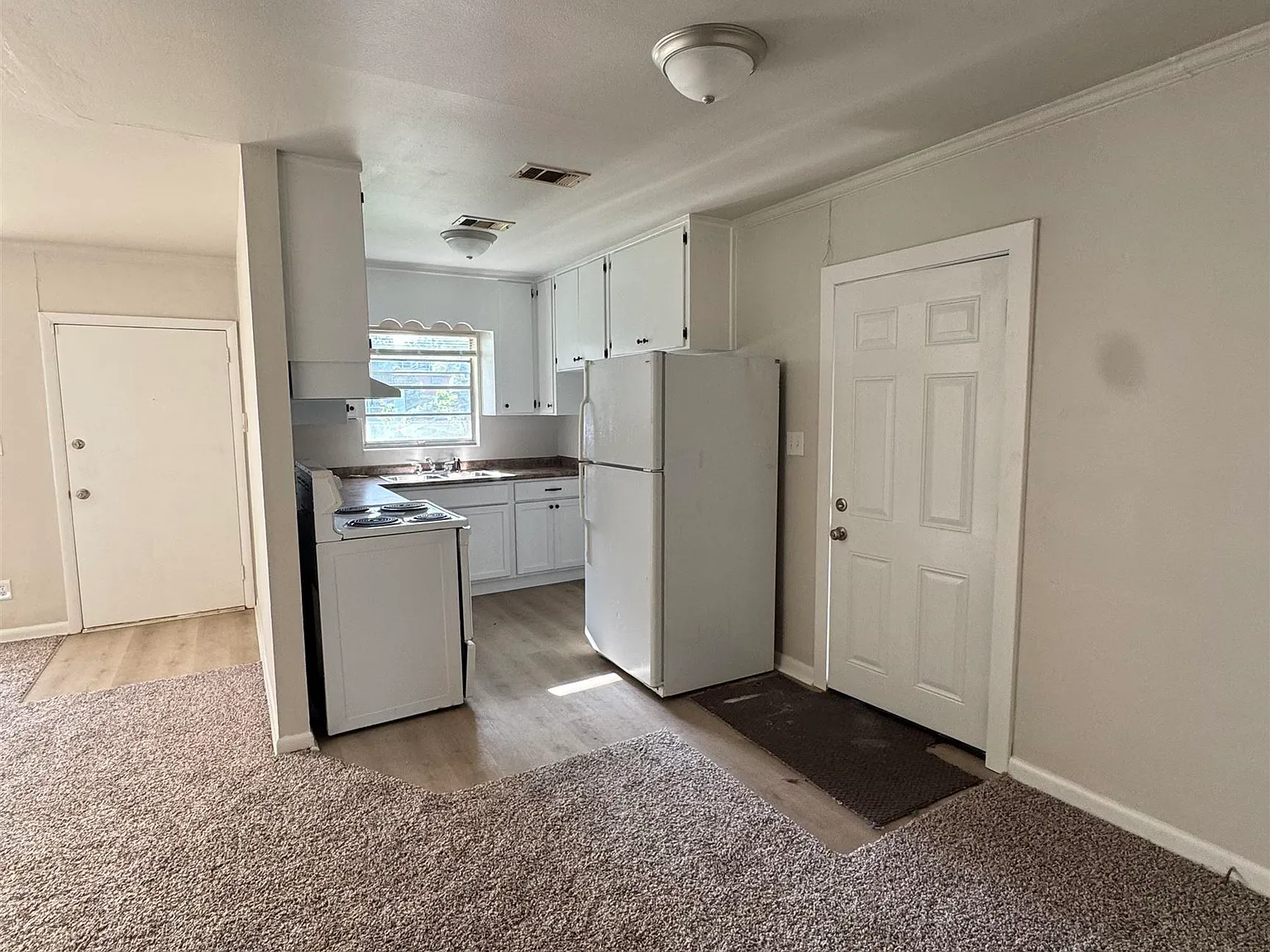3 bed, 864 sqft, $1,300 — Photo 4