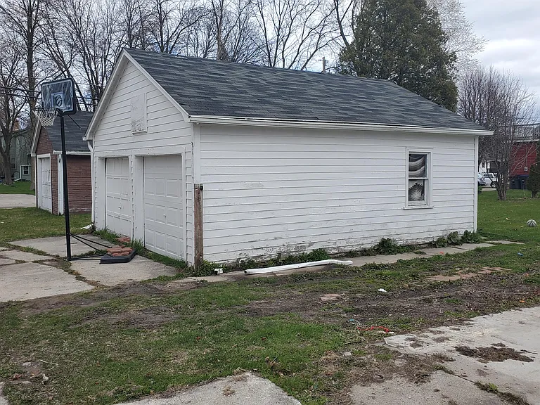 Large 2.5 car garage off alley