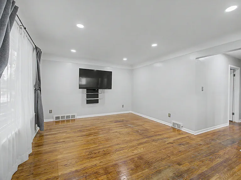 4205 Katherine St — Photo 4
