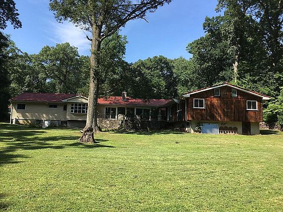 4th image of 12 Hideaway Ln