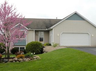 54707 Ridgeview Cir, Paw Paw, MI 49079