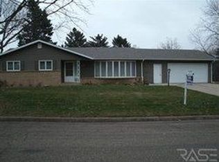 822 N Maplewood Dr, Madison, SD 57042
