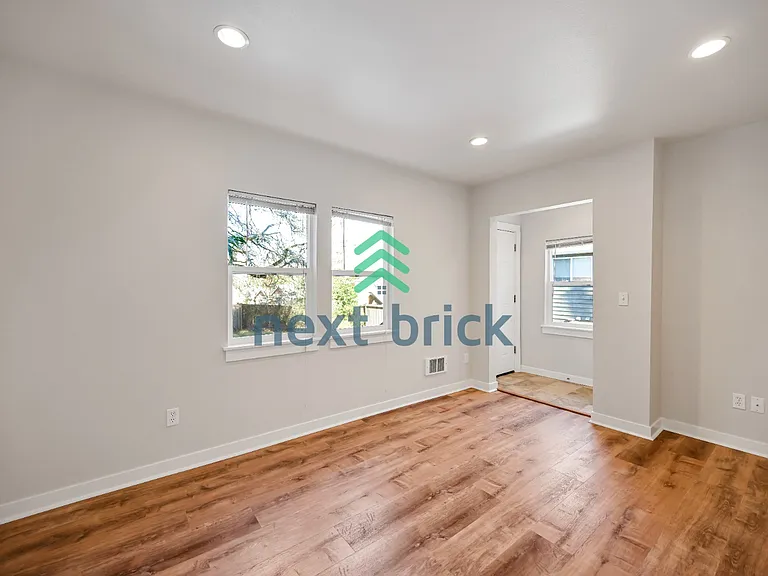 911 N 105th St — Photo 10