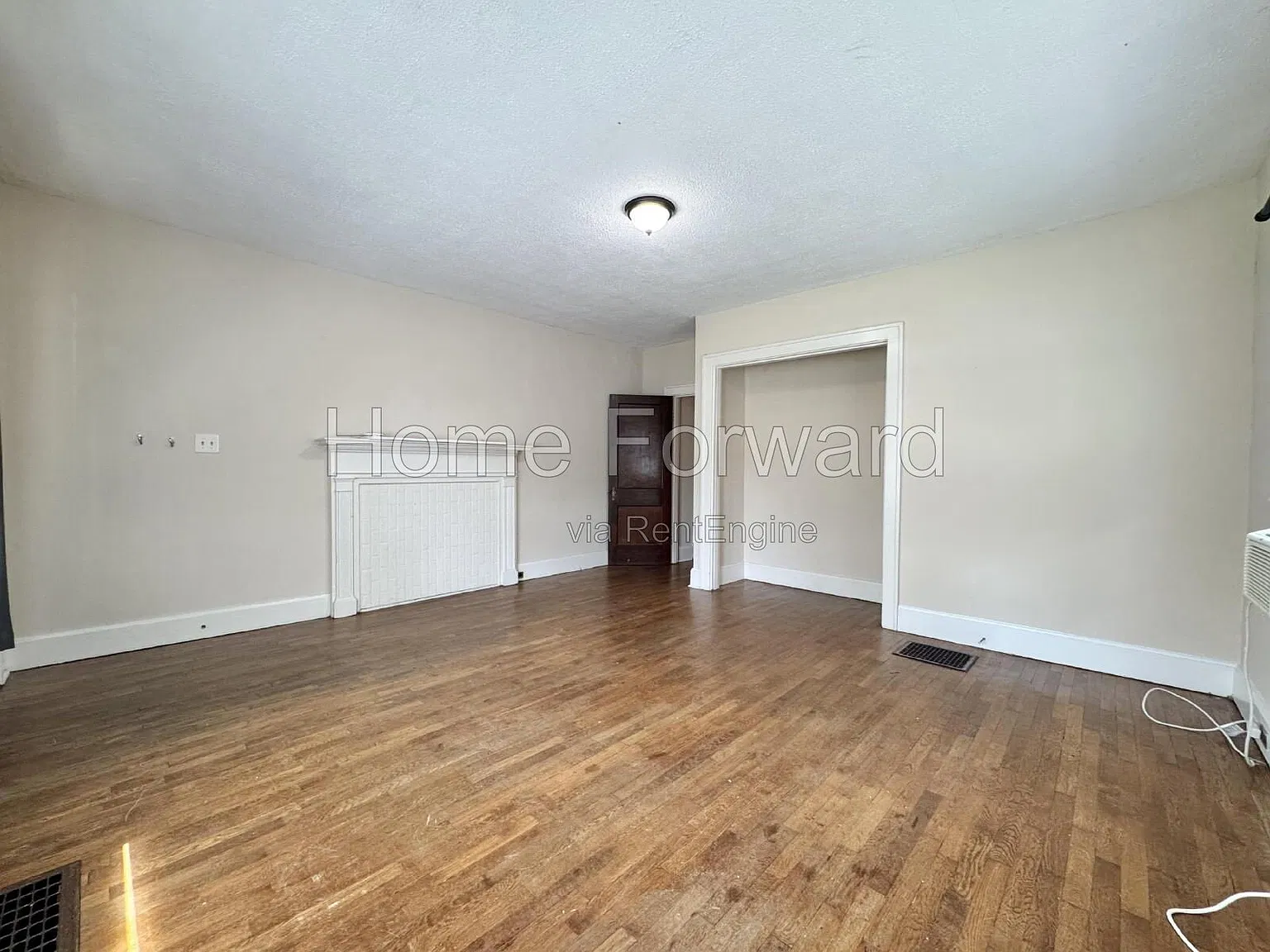 3 bed, 2.0 bath, 1600 sqft, $2,200 — Photo 3