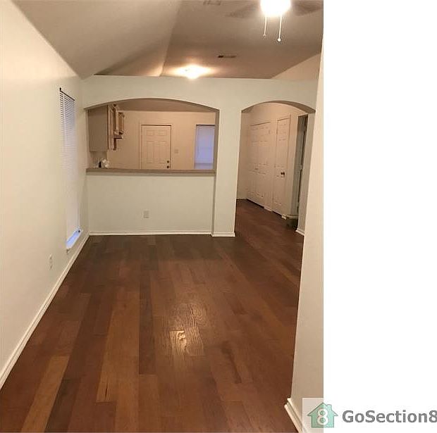 2nd image of 2425 Kahn St
