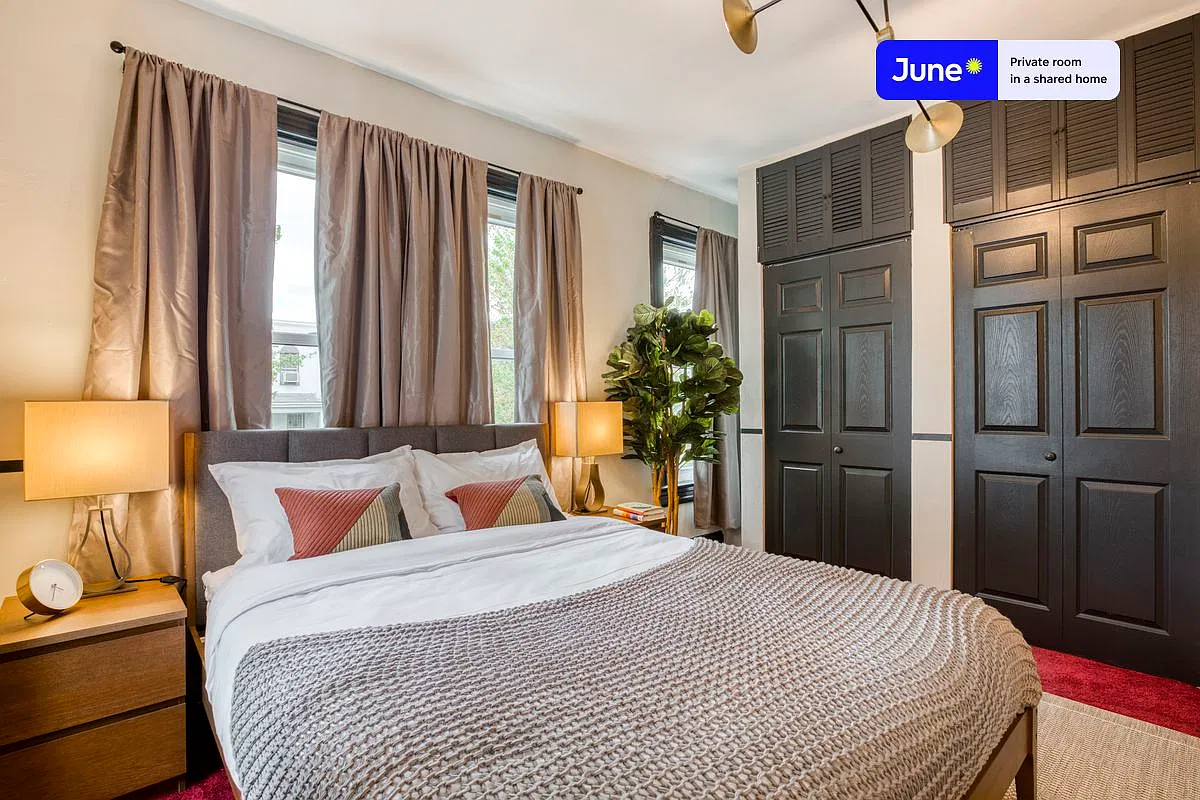 Queen bedroom in 4 bed/2 bath home in Columbia Heights #174 2D — Photo 1