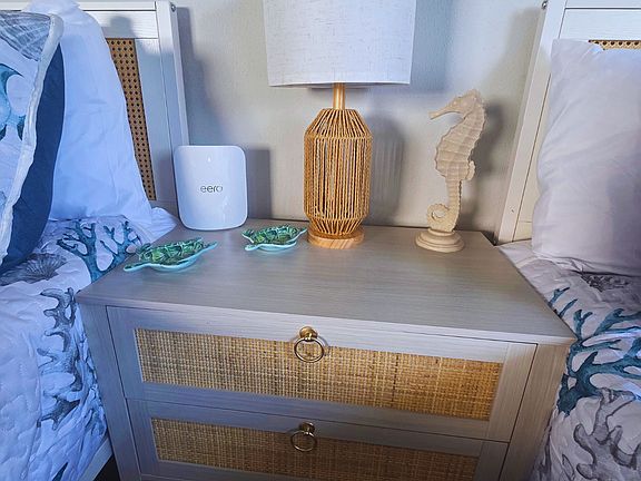 Coastal decor with sea turtles, a seahorse, and a charming bedside lamp.