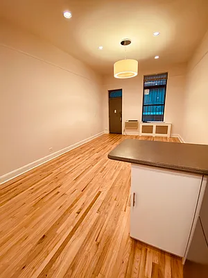 Rented by Metropolis Real Estate of Manhattan | media 9