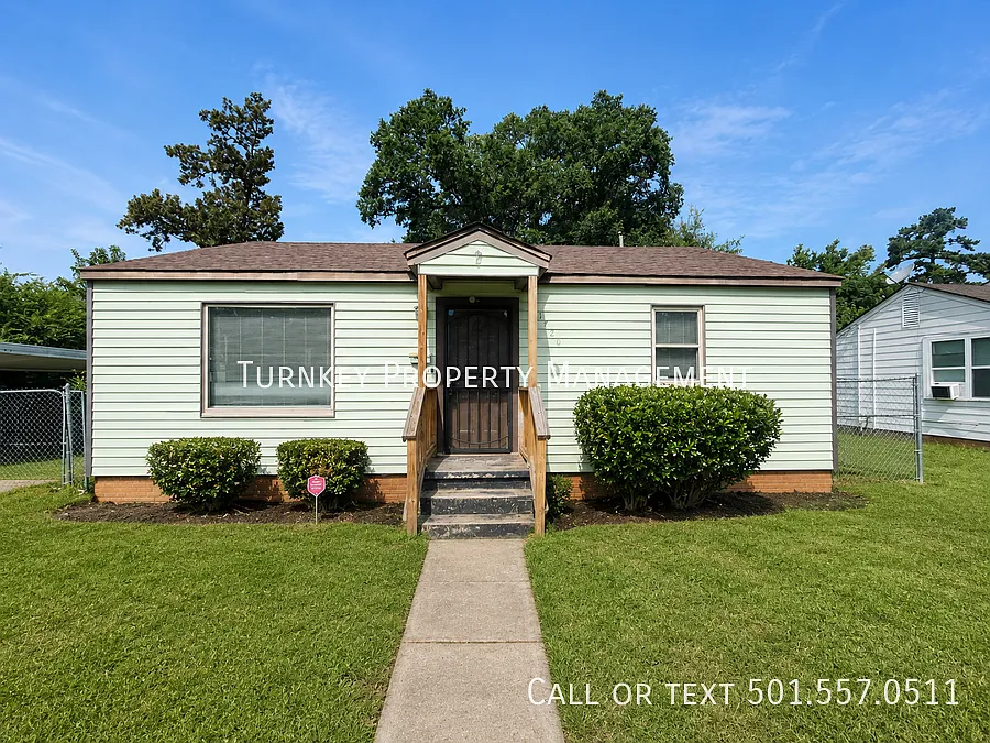1720 Pinewood Dr — Photo 1