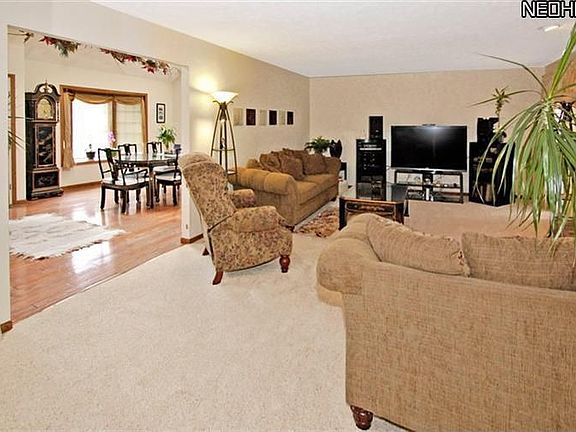 3rd image of 1042 Valley Creek Dr