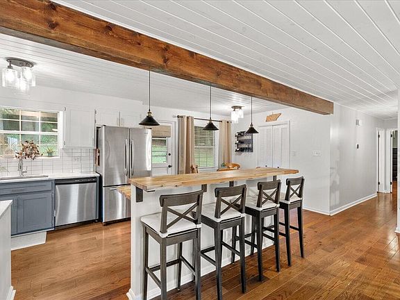 4th image of 3744 Hilldale Dr NE