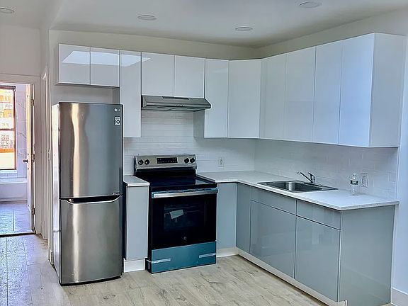 2nd image of 1042 Hall Pl Floor 2