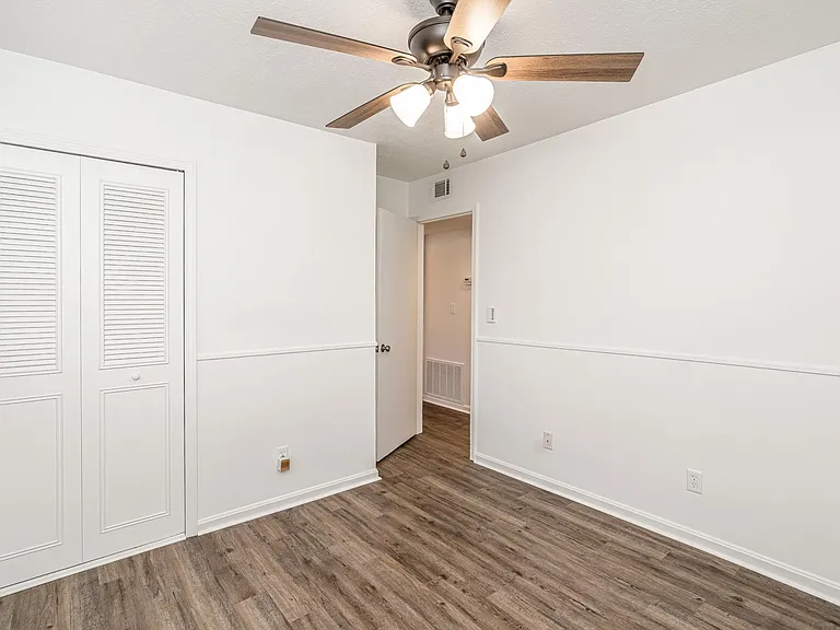 6910 Stablelake Ct — Photo 11