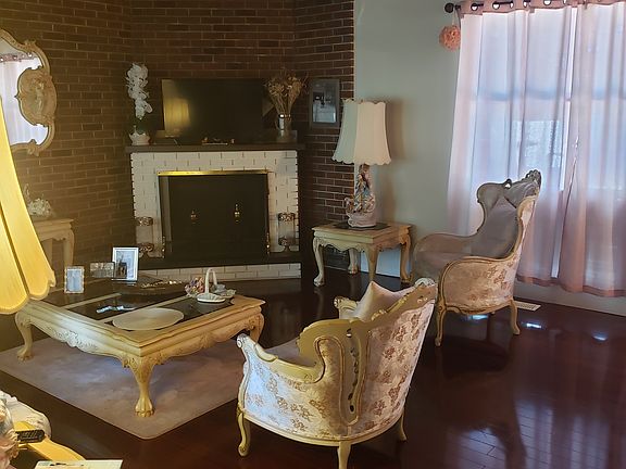 2nd image of 360 Oakwood St