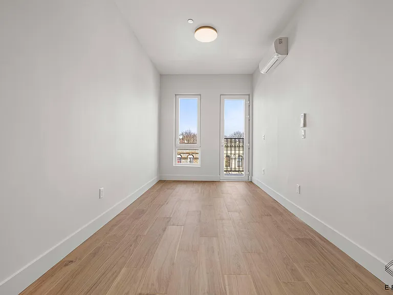 1118 Rogers Ave #3R — Photo 9