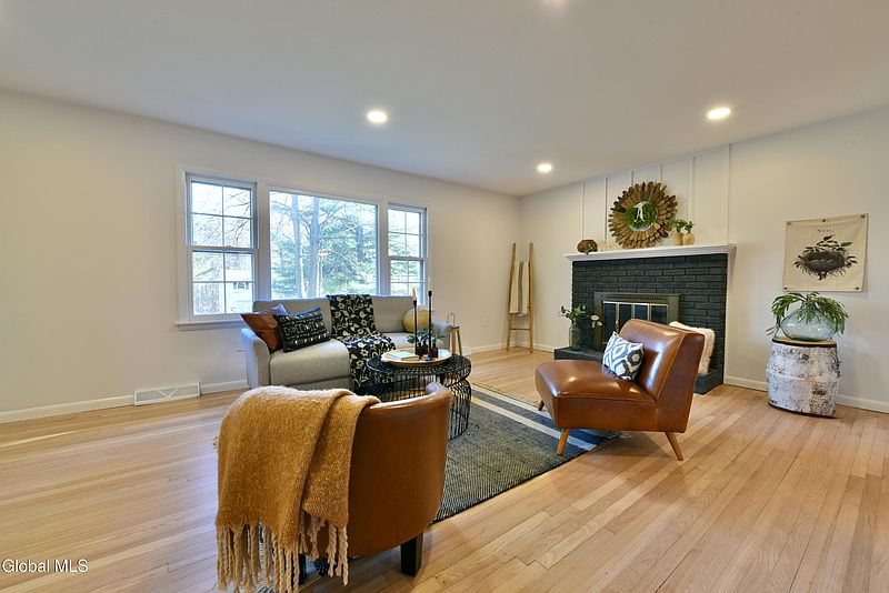 5th image of 871 Maxwell Drive